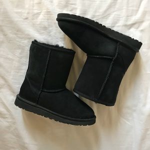 SHORT BLACK UGG BOOT